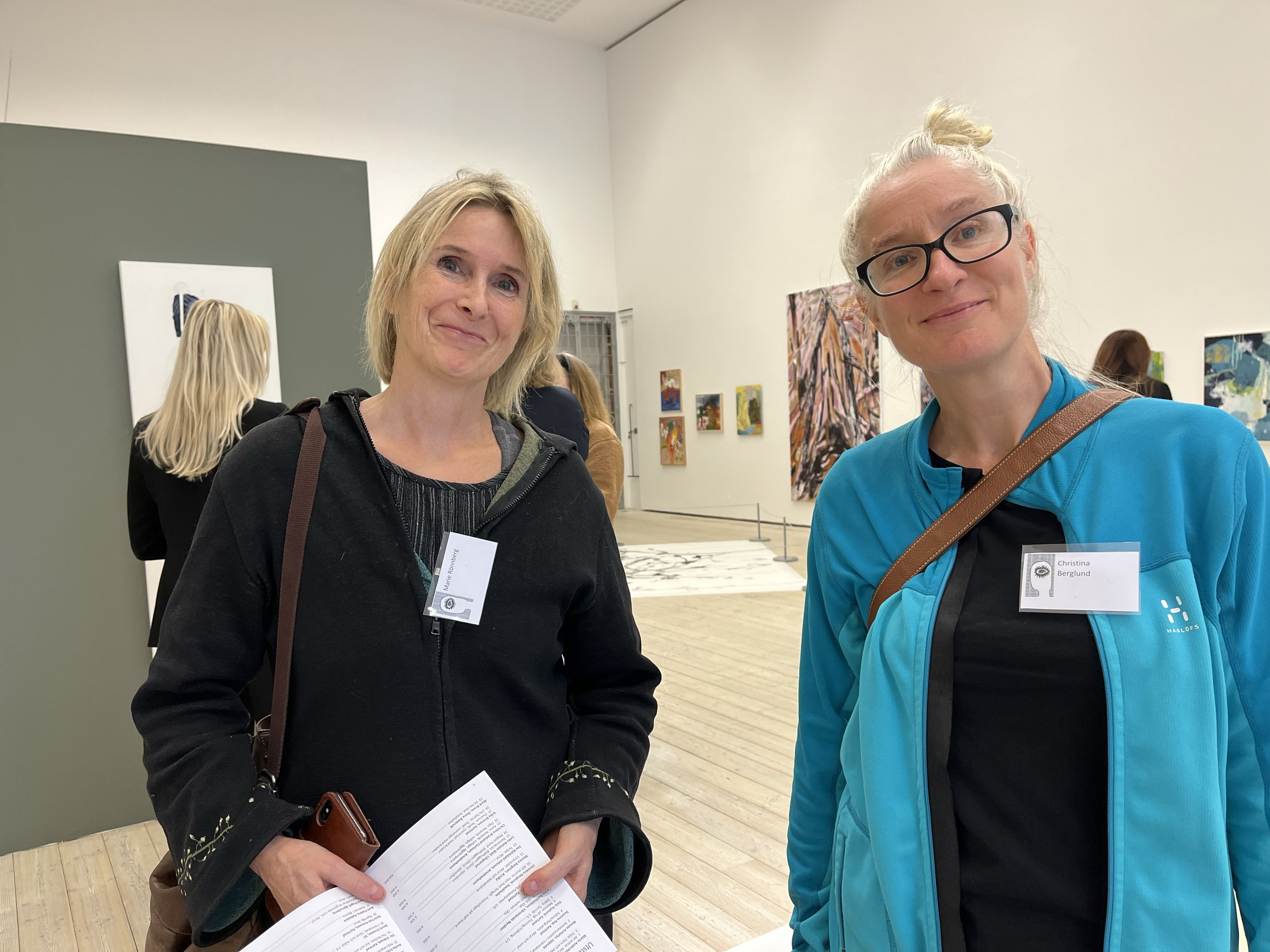 Marie Rönnberg och Christina Berglund, båda medverkande konstnärer, återsåg varandra efter 30 år - de var studiekamrater på en konstskola i finländska Karleby