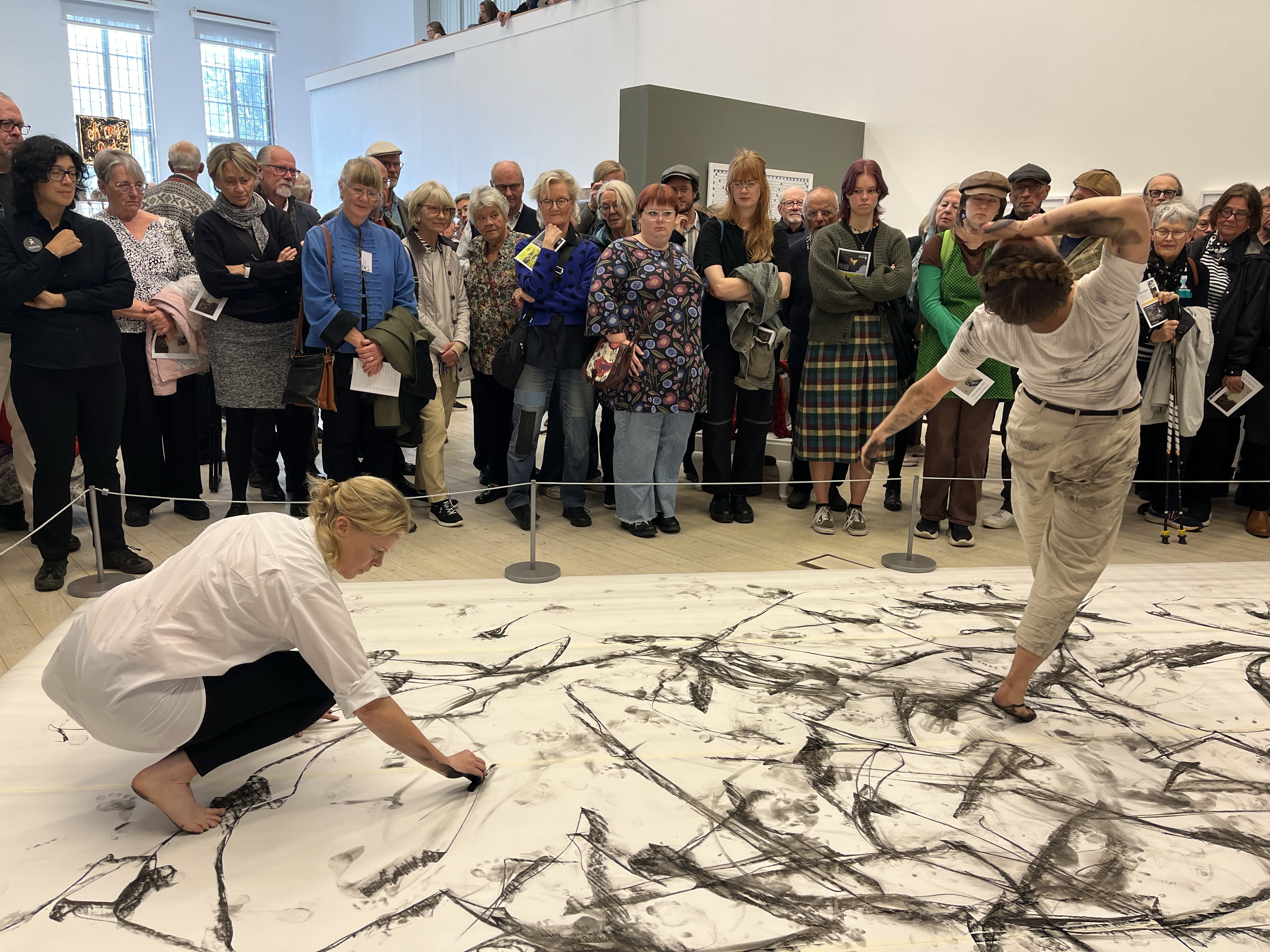 Bildkonstnär Jennie Dahlén och danskonstnären Linn Kvamme medverkade vid invigningen med en spännande performance