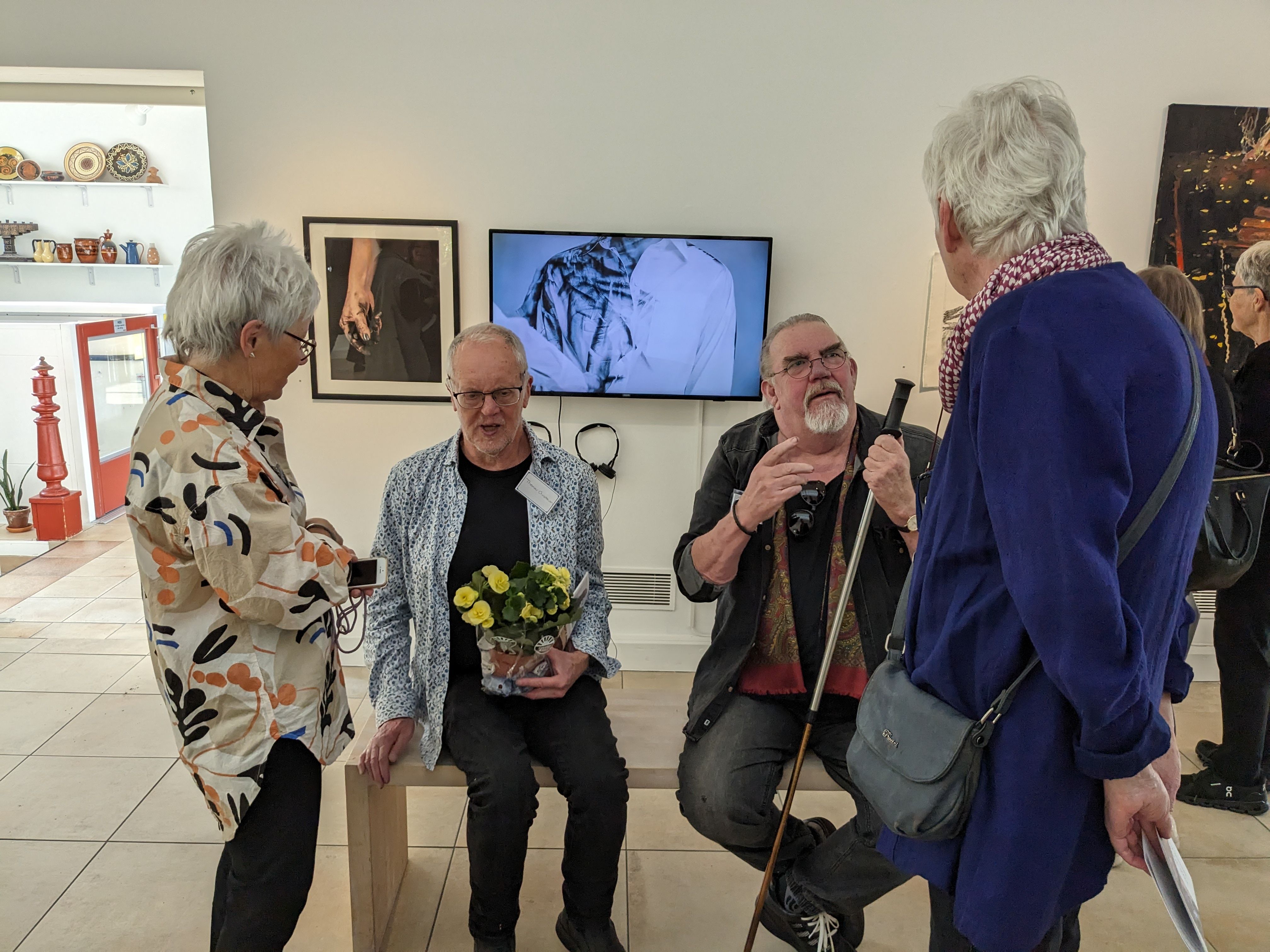  Utställarna Thomas Christenson och Bengtgöran Flood i samspråk med konstföreningens Lena Bonnevier och Arvikakonstnären Monica Bergman