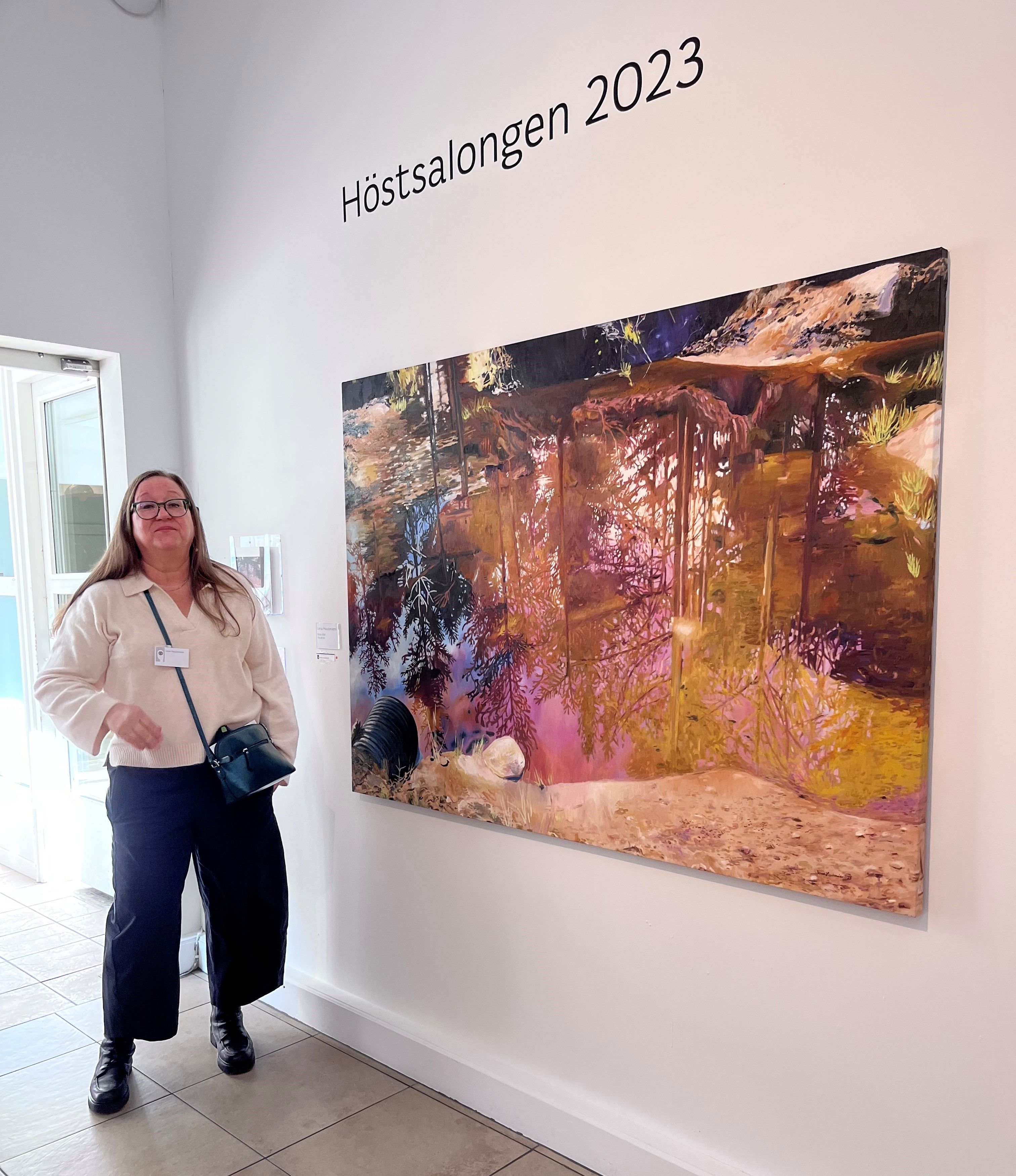 Lena Hautoniemi har målat årets omslagsbild, som direkt köptes av Arvika kommun.